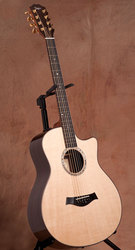 TAYLOR GT8 BARITONE GUITAR