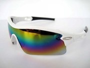 In winter, heavy snow, people need wear Oakley sunglasses