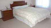 4 PIECE BEDROOM SUITE - BED, 2 BEDSIDE CHESTS & DRESSING TABLE